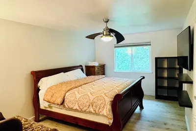 Image de Spacious 4-bedroom house in South Anchorage on greenbelt, lots of wild life.