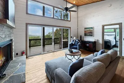 Image de Wunder Bear Cabin - Pet Friendly | Hot Tub | Mtn Views | Game Room