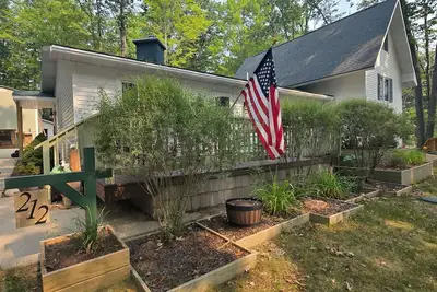 Image de Quiet Higgins Lake home close to Atv trail, Boat Launch, and Silver Dollar!