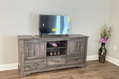 Image de 2027- 3-bedroom condo with comfort & amenities near Resturant’s & shopping.