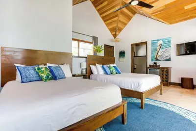 Image de Pelican: Beachfront Cabana with 2 Queen Beds on Private Island