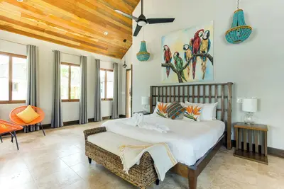 Image de Spacious Seafront Bungalow with King Bed, Lofted Twins & Oceanview Tub