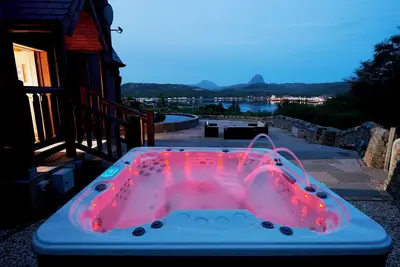 Image de Spectacular 3-bedroom lodge with hot tub, sauna and stunning views in Lochinver