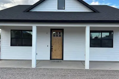 Image de Hot Tub. Charming 2-bedroom house with Big Tvs and Lots of beds