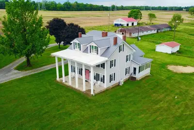 Image de Historic 1800s Farmhouse • Sleeps 20 • 16-Acre Retreat in Lisbon, Oh