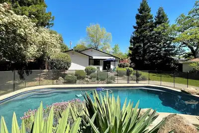 Image de Charming 3-bedroom summer house in Cameron Park with pool