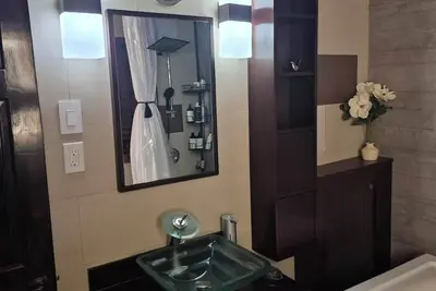 Image de 1 King + 2 full beds apt. 20 min train to Manhattan Nyc. 5 mins from Jfk Airport