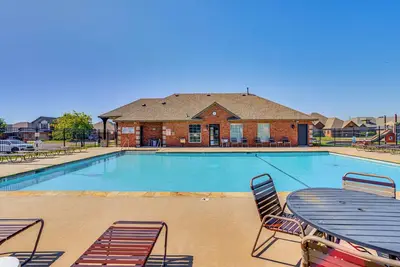 Image de 14 Mi to Dtwn Okc: Edmond Gem w/ Fenced Yard!