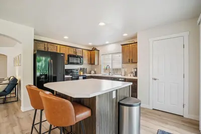 Image de Huge Family Home • 8 Beds • 3-Car Garage + Park