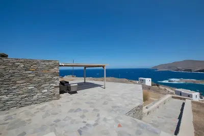 Image de Maison de campagne 'Kythnos Keli' avec vue sur la mer, terrasse privée et balcon