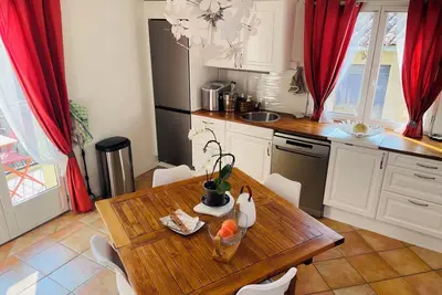 Image de Marie A Callas\nChambre d'hôtes au calme vue mer et montagne. \nMaison de village,