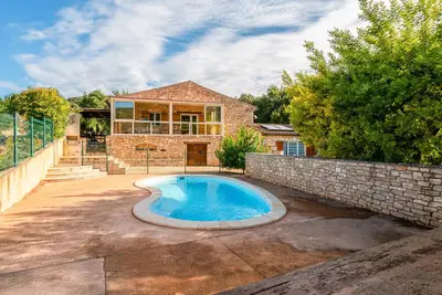 Image de Gîte de Vacances, \"Mas de la Ravine chez Juju\" avec piscine partagée, Wi-Fi et climatisation