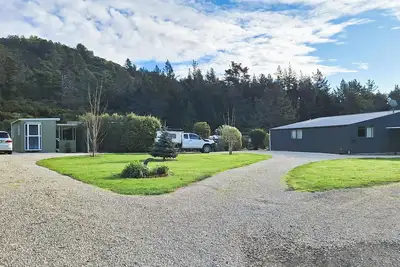 Image de Peaceful quiet environment; 6 minutes to Picton; close to marinas; pet friendly.