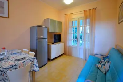 Image de Le confort au bord de la piscine dans un appartement moderne