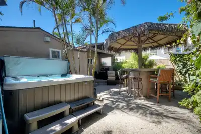 Image de Oceanside Bungalow | Walk to Beach & Pier | Private Hot Tub + Beach Gear