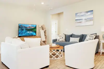 Image de ☀️ Pet Friendly, Steps to Beach and Pool - Sunset Bliss Cove ☀️