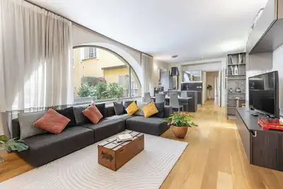 Image de Elegant & Quiet 200 sqm | Terrace | Private Jacuzzi | City center