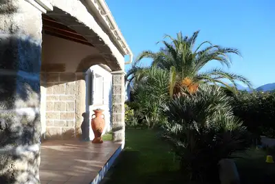 Image de Chambres de la mer et baldaquin : Vue sur la montagne, terrasse et jardin partagés