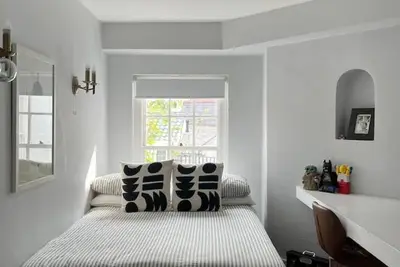 Image de Hampstead Cottage with courtyard