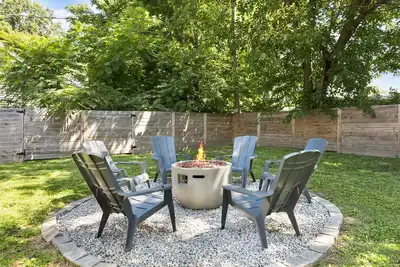 Chic 3br | Fire Pit | Private Yard