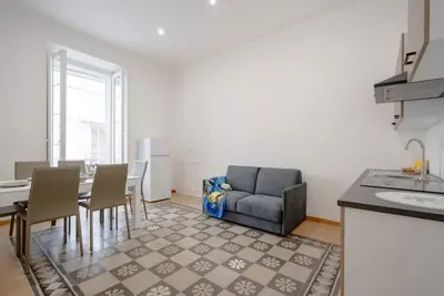 Image de GuestHost - Bright and spacious 145 sqm apartment, accommodating up to 6 people, located on the fourth floor of a building with an elevator (Not wheelchair accessible). The property is located in a central area of Bari, just a few minutes' walk from the O