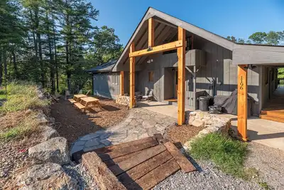 Image de Modern Nature Retreat w/ Creek Access + Hot Tub