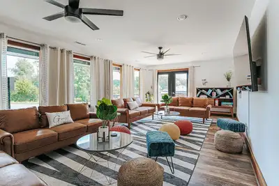 Image de Luxury 1-Br Suite near Nelson 151 | Pet-Friendly!