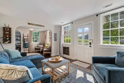 Image de Corner Cottage across from The Factory @ Franklin