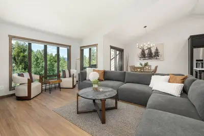 Image de Cozy & Renovated Townhouse with Hot Tub & Free Shuttle to Winter Park Resort!