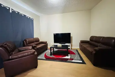 Image de 5min from Downtown/ 2 bedroom mainfloor