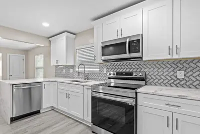 Image de Newly Renovated 3-bedroom house nestled between the airport and uptown.