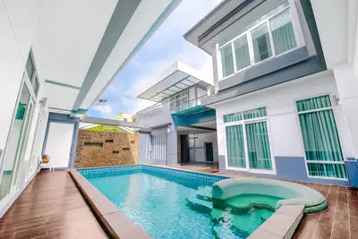 Image de Luxury Pure Modern Pool Villa 5Bed Near Bts and Central Eastville