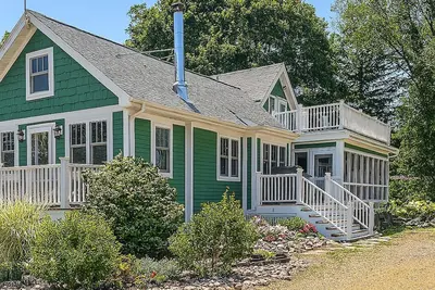Image de Lake Delavan Hideaway - Carl’s Cottage - Water View Bliss, Dock & Cozy Fireplace