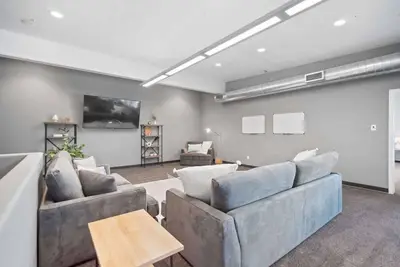 Image de Chic 2-bedroom condo with private patio