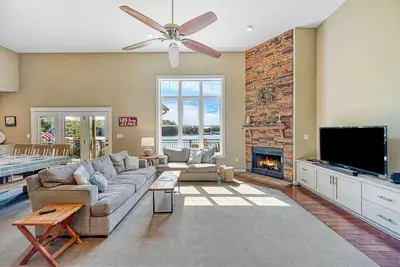 Image de Lakefront Escape w/ Dock, Firepit & Sunset Views