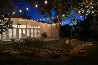 Image de Red Roof Lodge • large gathering space • beds for 18 • hot tub • cold plunge
