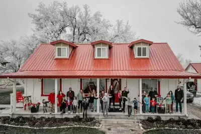 Image de Red Roof Farmhouse • large gathering space • sleeps 27+ • hot tub • treehouse