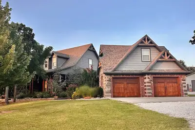 Image de Rural Luxury Home down a quiet Country Road