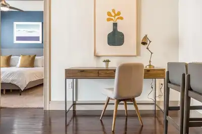 Image de Landing at Preston at Hillwood - 2 Bedrooms in. . .