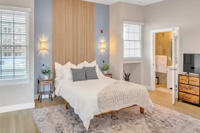 Image de Spacious 5-bedroom 4-bath in Center City - Walk to Convention Center - Sleeps 16