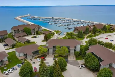 Image de Lighthouse Point Collingwood Fully Furnished 2 Bed, 2 Bath with Water Views!