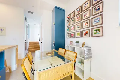 Image de Modern two story home with kitchen, gated yard, balcony, close to South Congress