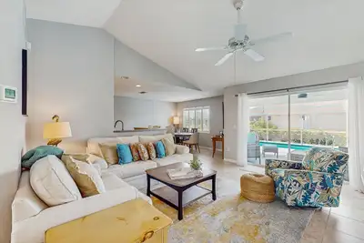 Image de Spacious home with private saltwater heated pool, gas grill, close to the beach