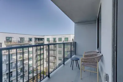 Image de Landing at The Hayworth - 2 Bedrooms in Westside