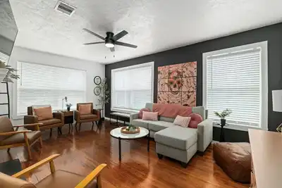 Image de Gothic Girl Stylish Upstairs Nook Near Shops & A&M