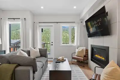 Image de Lumi | Slope-Side | Pvt Hot Tub | Resort Access