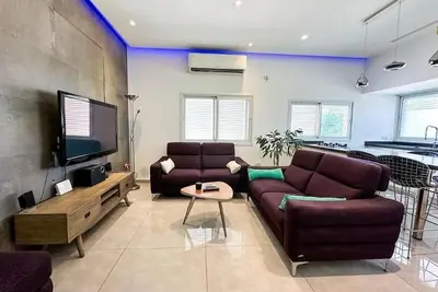 Image de Chic central 2br Apt, Equipped Kitchen & Spacious Living – 5 Min to Beach,