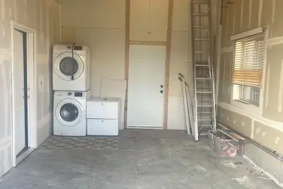 Image de Charming 1-bedroom tiny loft condo with garage and hot tub access.