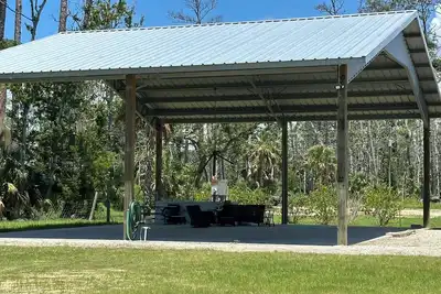 Image de Rv site- featuring covered outdoor area for enjoyment regardless of the weather!