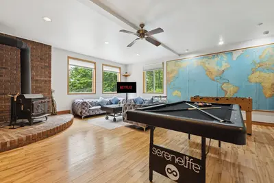 Image de Chalet lumineux avec piscine creusée privée (été) et foyer, idéal pour relaxer.